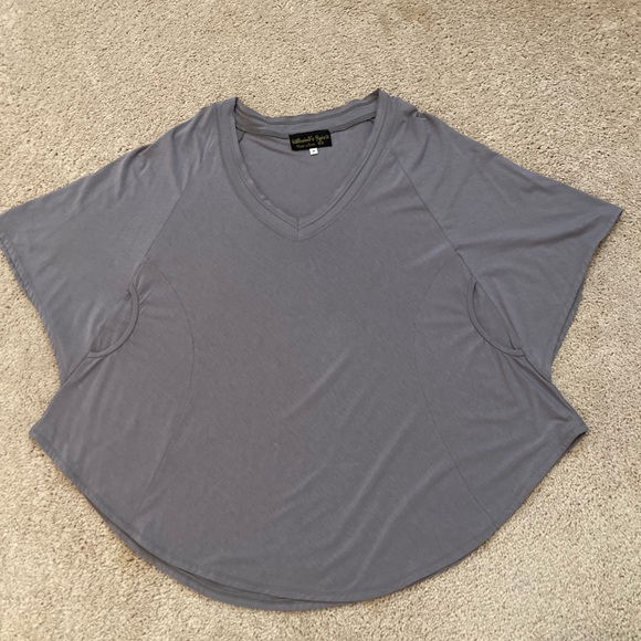 Gray top with circular pattern - Picture 5 of 7